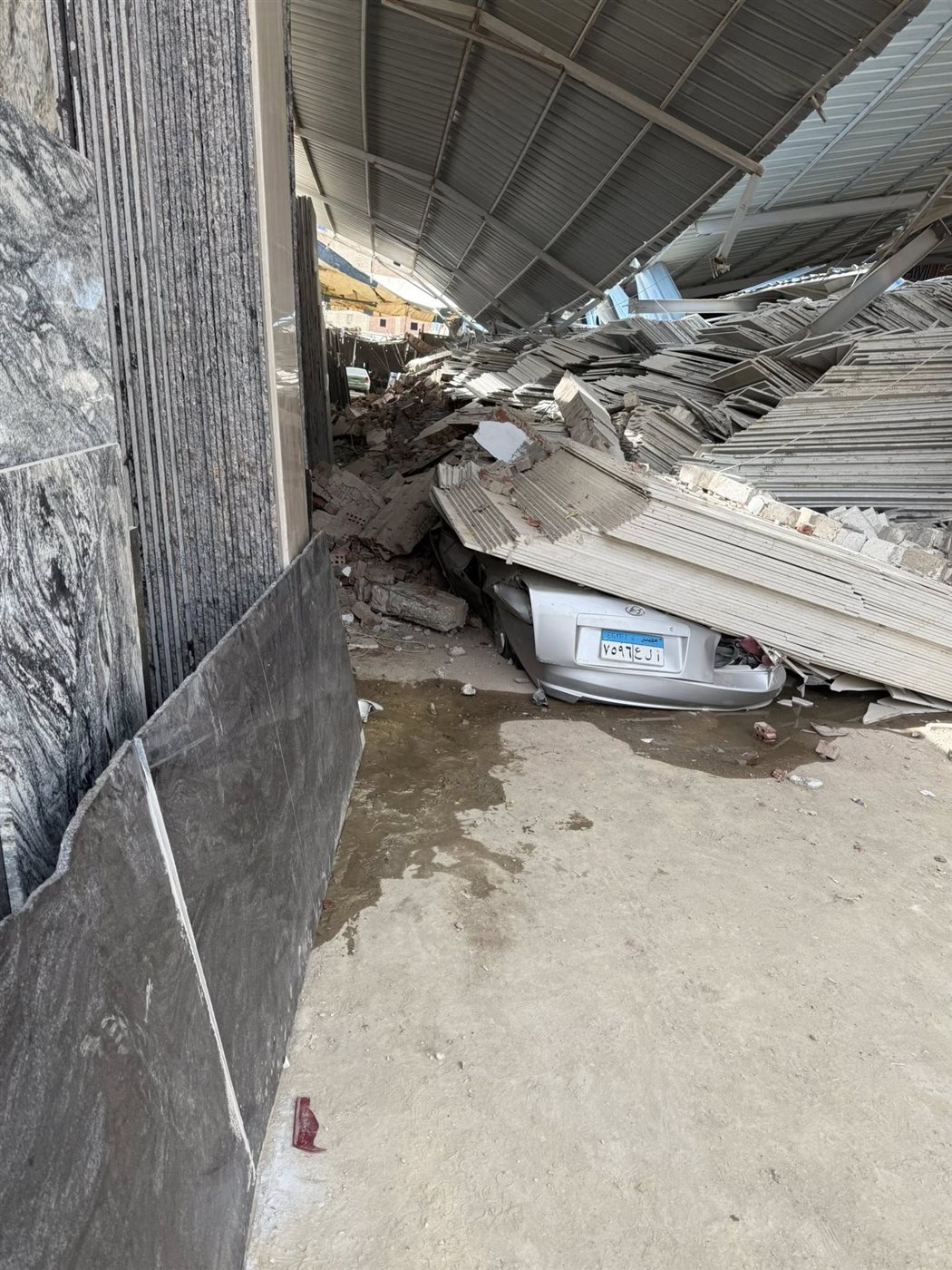 انهيار سقف مصنع رخام بشق التعبان<br> 