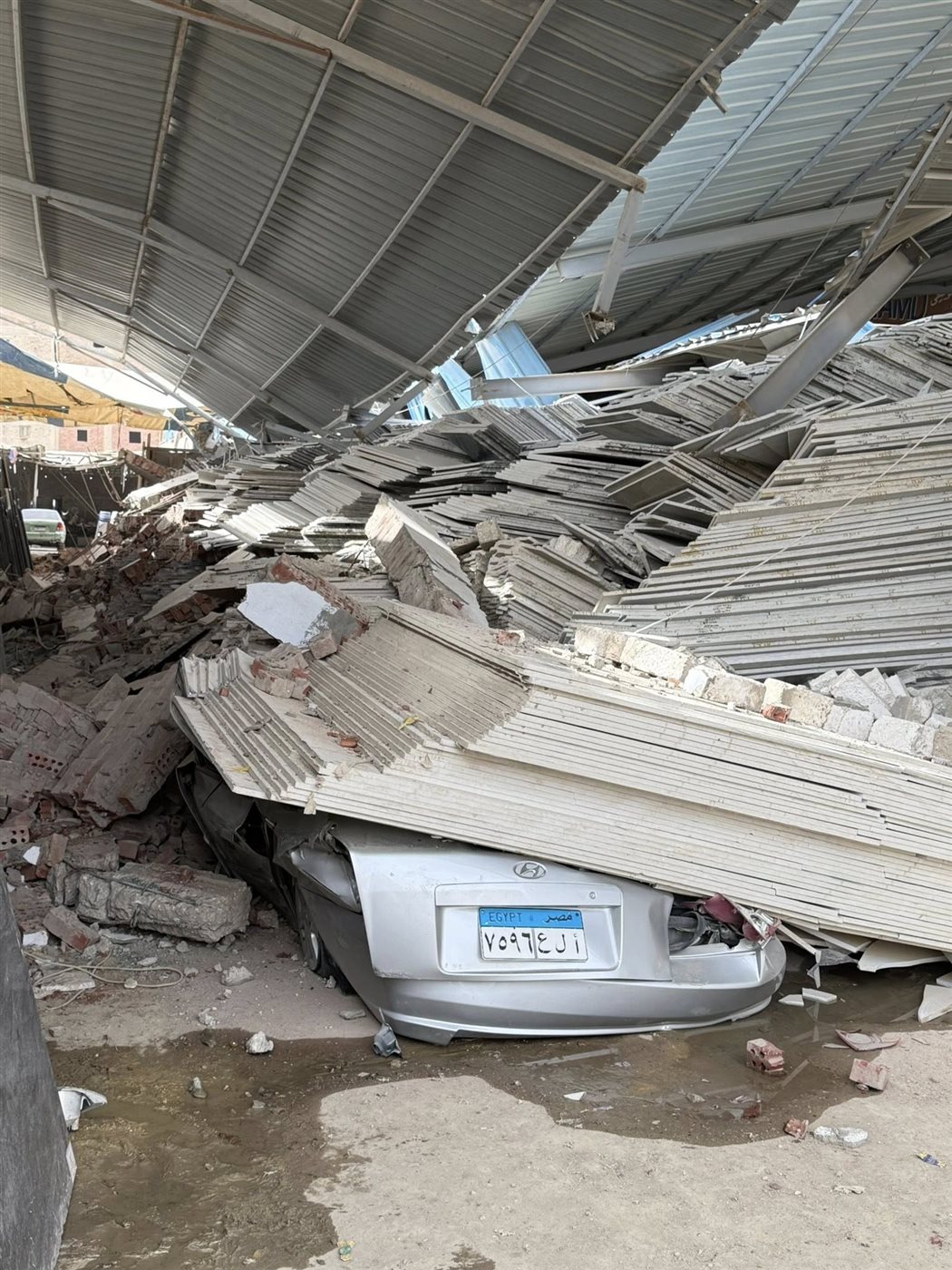انهيار سقف مصنع رخام بشق التعبان<br> 