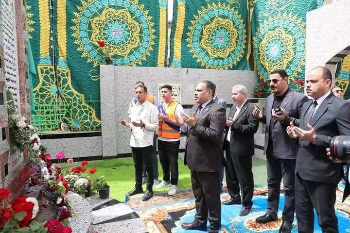 المحافظ يضع اكليل من الزهورعلي النصب التذكاري وقراءة الفاتحة،فيتو
