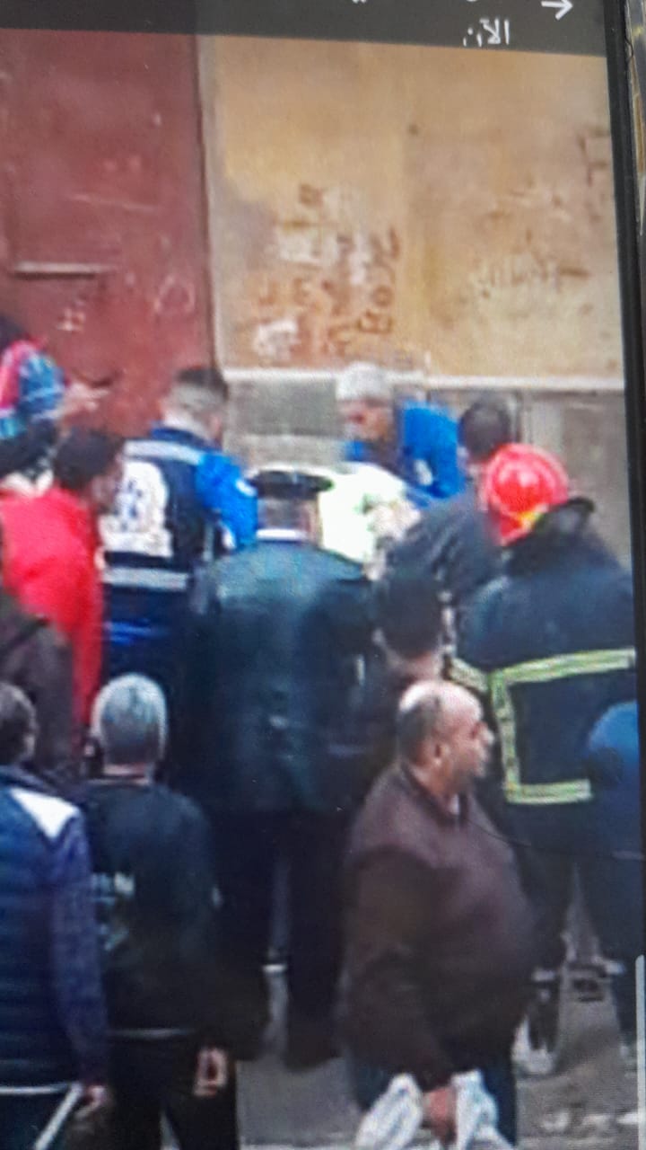 لحظة انتشال الطفل والفتاه