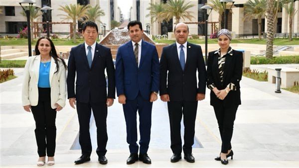 رئيس الاتحاد الدولي مع وزير الرياضة وإيهاب أمين