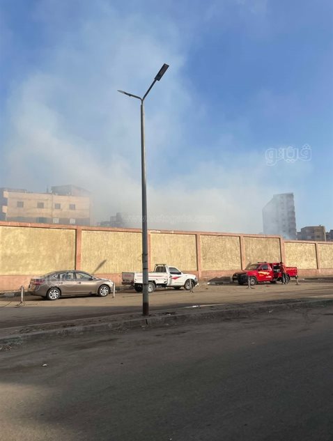 إجراء عمليات التبريد لحريق مغالق الأخشاب بالشرابية (2)