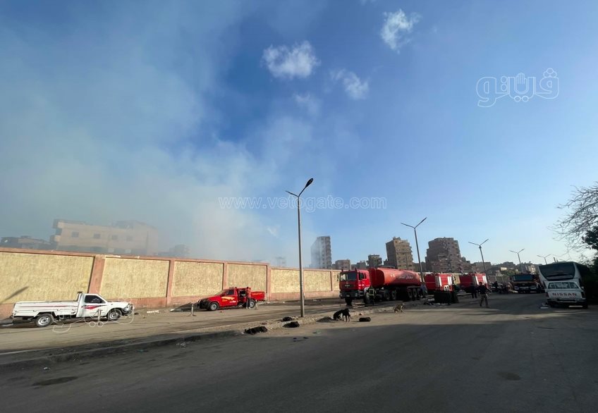 إجراء عمليات التبريد لحريق مغالق الأخشاب بالشرابية (3)