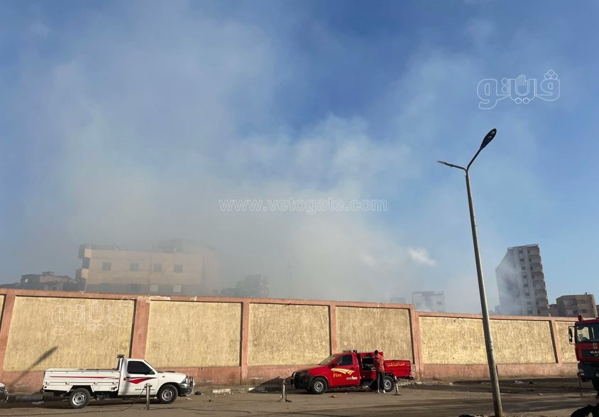 إجراء عمليات التبريد لحريق مغالق الأخشاب بالشرابية (6)