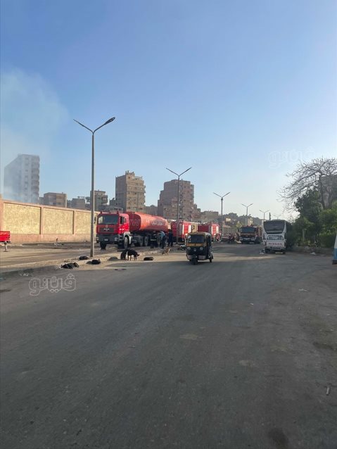 إجراء عمليات التبريد لحريق مغالق الأخشاب بالشرابية (7)