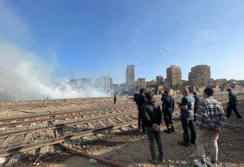 إجراء عمليات التبريد لحريق مغالق الأخشاب بالشرابية (9)