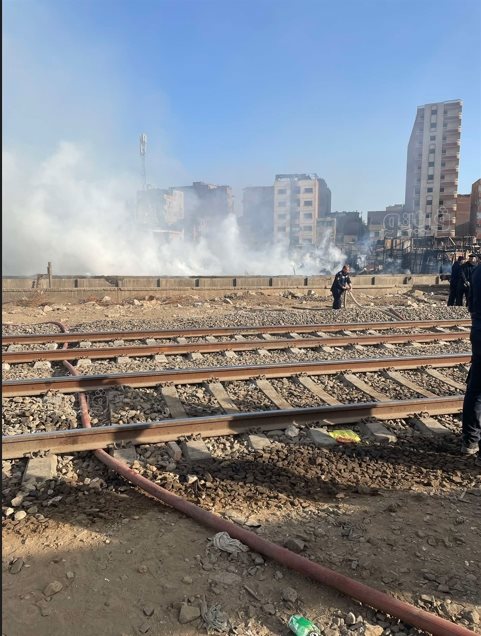 إجراء عمليات التبريد لحريق مغالق الأخشاب بالشرابية (10)