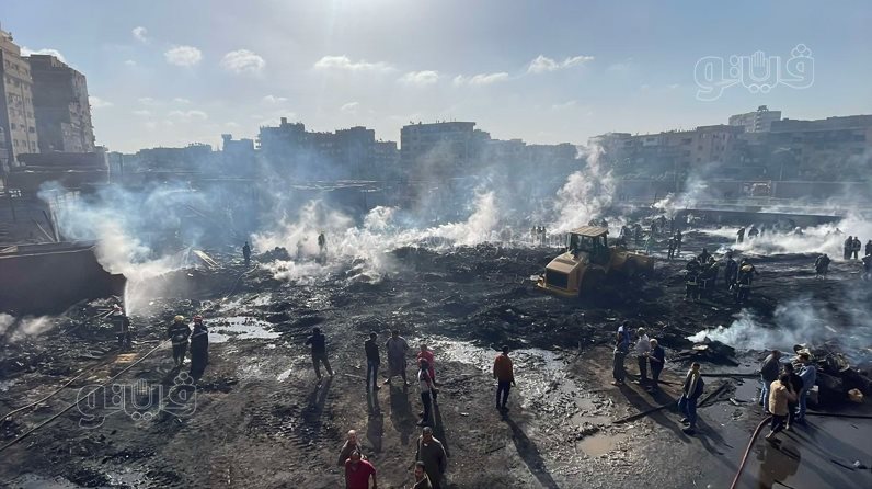 لحظة إجراء عمليات التبريد لحريق مغالق الأخشاب بالشرابية (2)