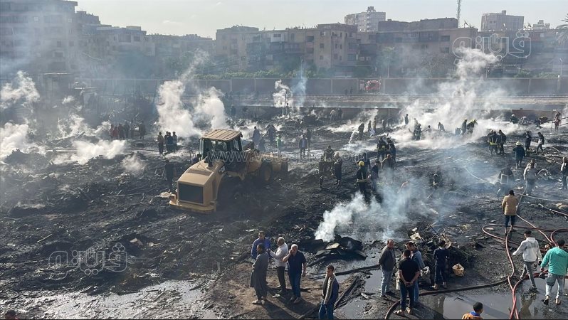 لحظة إجراء عمليات التبريد لحريق مغالق الأخشاب بالشرابية (3)