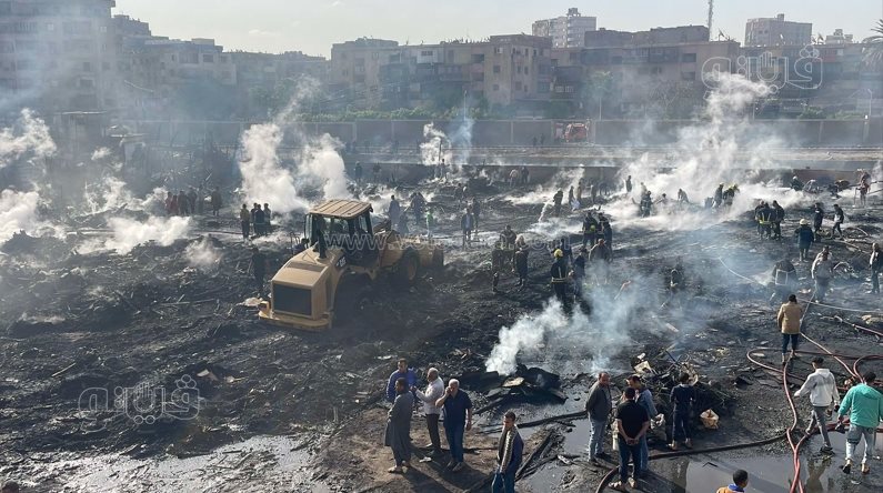 لحظة إجراء عمليات التبريد لحريق مغالق الأخشاب بالشرابية (5)