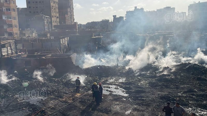 لحظة إجراء عمليات التبريد لحريق مغالق الأخشاب بالشرابية (6)