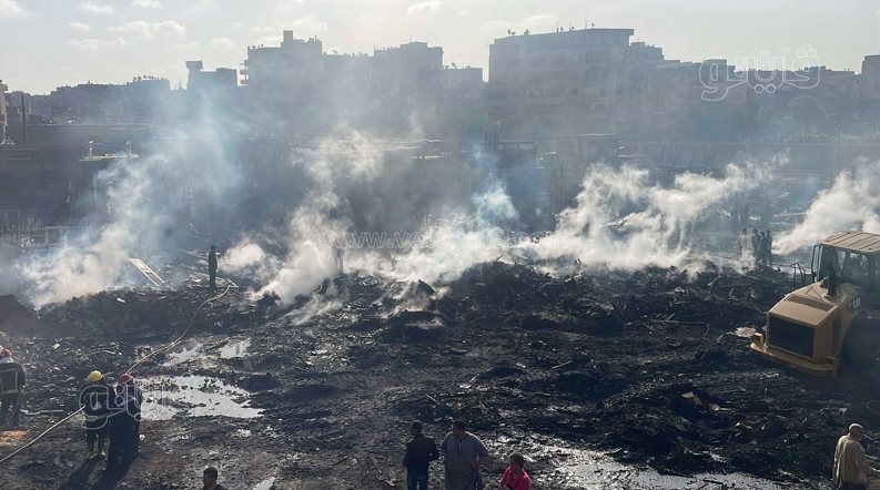 لحظة إجراء عمليات التبريد لحريق مغالق الأخشاب بالشرابية (7)