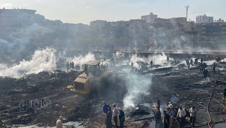 لحظة إجراء عمليات التبريد لحريق مغالق الأخشاب بالشرابية (8)