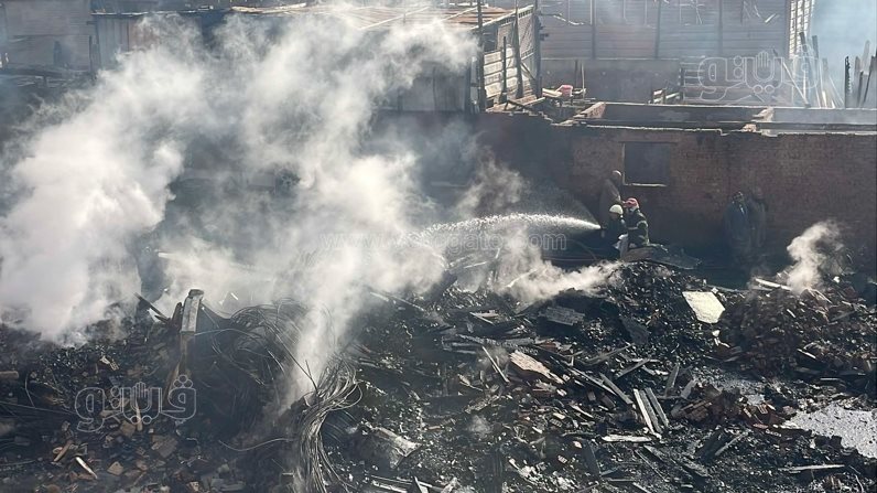 لحظة إجراء عمليات التبريد لحريق مغالق الأخشاب بالشرابية (10)