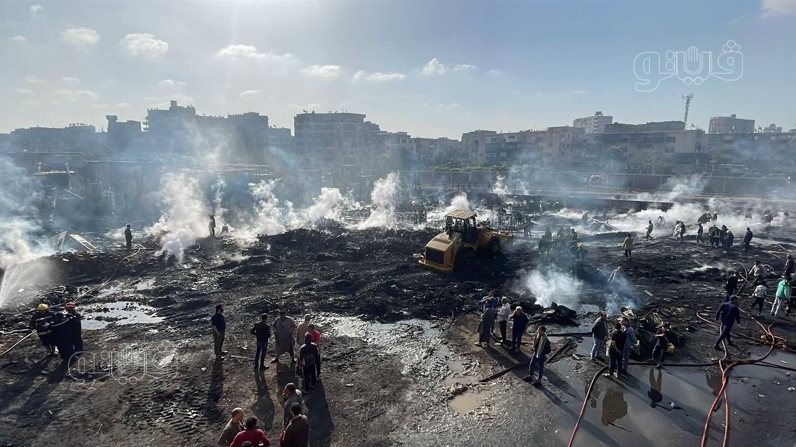 لحظة إجراء عمليات التبريد لحريق مغالق الأخشاب بالشرابية (11)