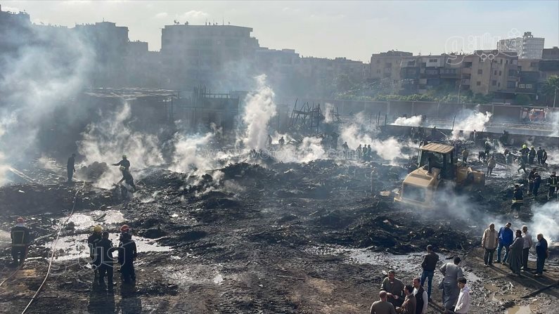 لحظة إجراء عمليات التبريد لحريق مغالق الأخشاب بالشرابية (12)