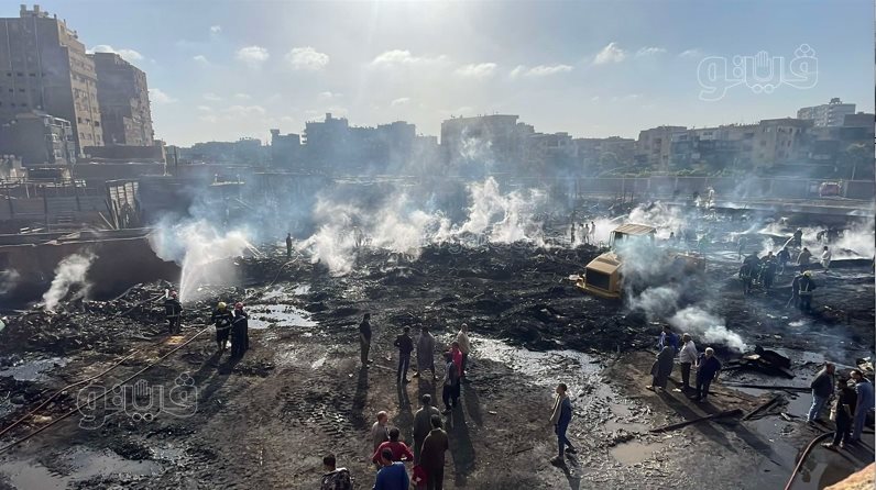 لحظة إجراء عمليات التبريد لحريق مغالق الأخشاب بالشرابية (13)