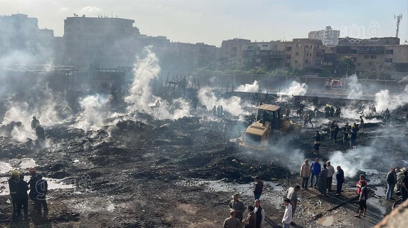 لحظة إجراء عمليات التبريد لحريق مغالق الأخشاب بالشرابية (14)