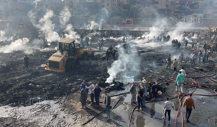 لحظة إجراء عمليات التبريد لحريق مغالق الأخشاب بالشرابية (15)