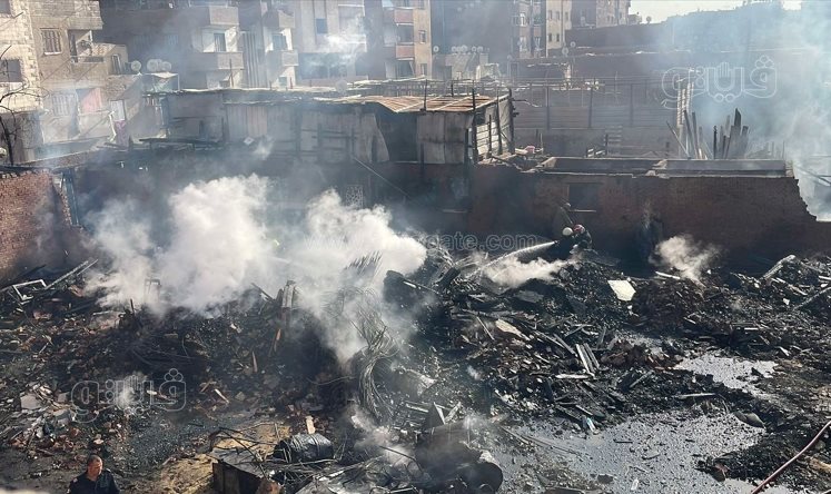 لحظة إجراء عمليات التبريد لحريق مغالق الأخشاب بالشرابية (1)