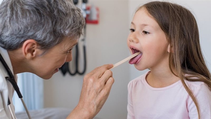 أعراض التهاب اللوزتين عند الأطفال 