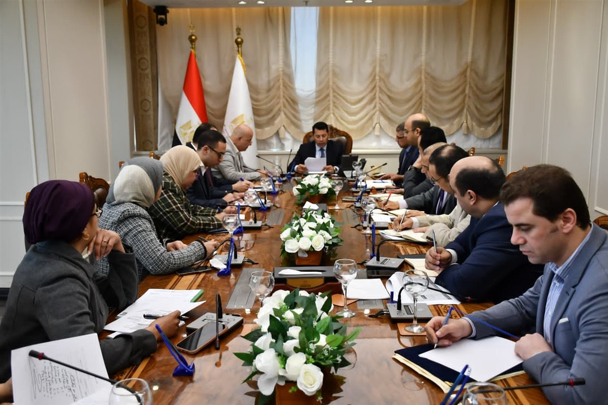 وزير الشباب والرياضة يناقش مع قيادات الوزارة تكثيف برامج مواجهة الأفكار الهدامة