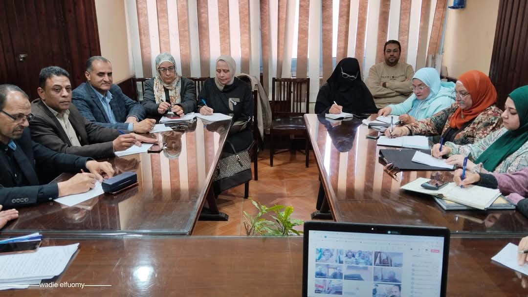 وكيل الوزارة يجتمع عبر الإنترنت، مع قيادات المديرية والإدارات التعليمية