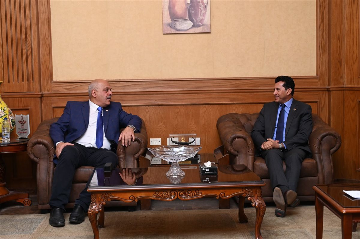 أشرف صبحي يلتقي رئيس اتحاد الرماية بحضور عزمي محيلبة