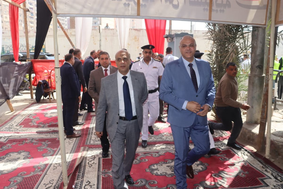 محافظ القليوبية خلال تقديم التهنئة للاقباط،فيتو