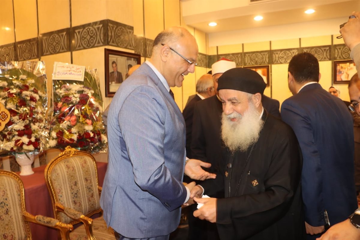 محافظ القليوبية خلال تقديم التهنئة للاقباط،فيتو