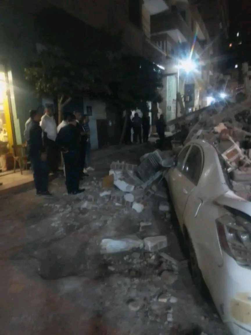 انهيارعقارقديم وتهشم عدد من السيارات،فيتو