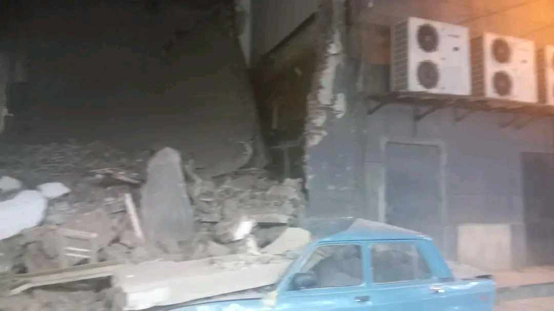 انهيارعقارقديم وتهشم عدد من السيارات،فيتو1