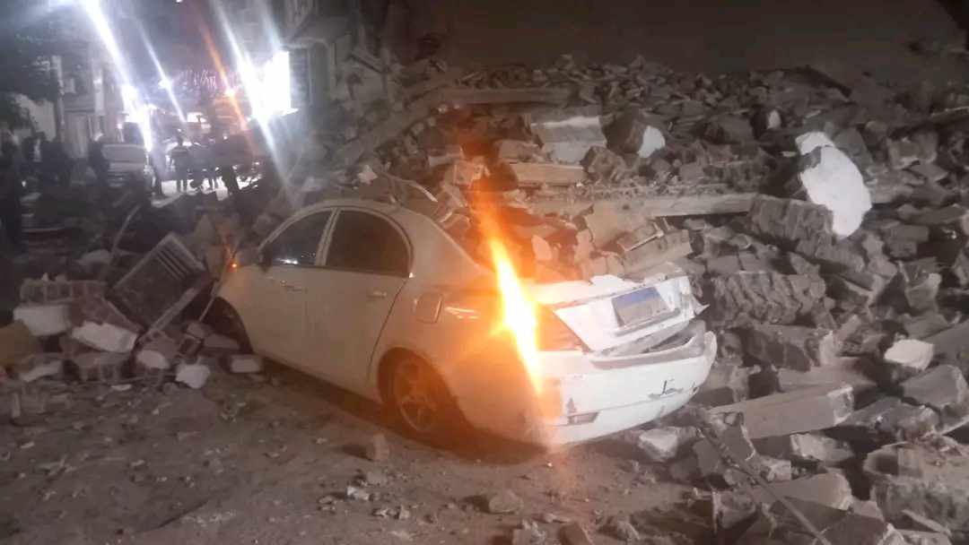 انهيارعقارقديم وتهشم عدد من السيارات،فيتو