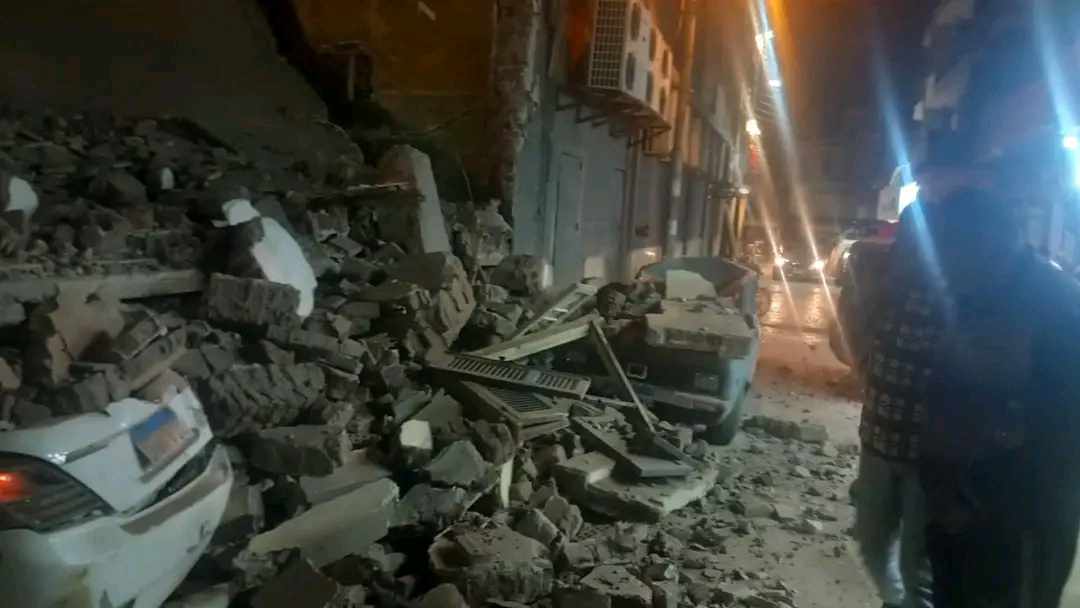 انهيارعقارقديم وتهشم عدد من السيارات،فيتو