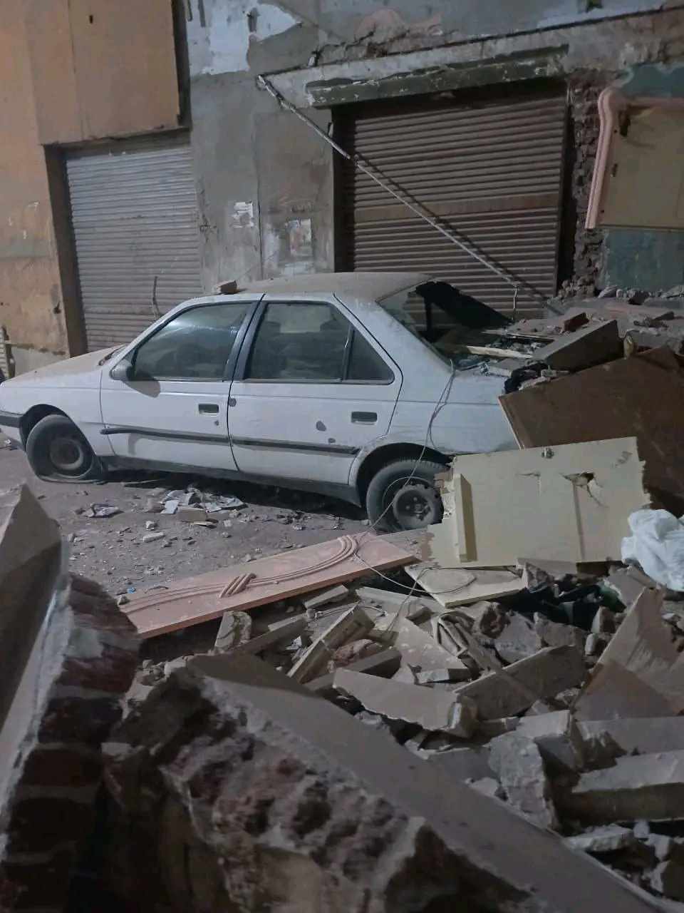 تشكيل لجنة فنية،اول تحرك من محافظ الشرقية بعد إنهيارعقارقديم بالزقازيق،فيتو