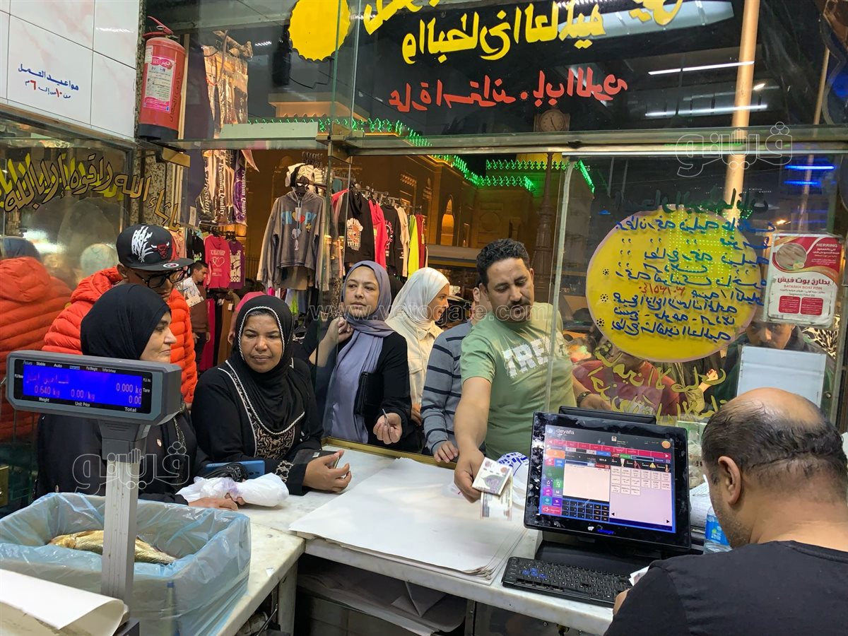  زحام على محلات الفسيخ والرنجة بالسيدة زينب (2)