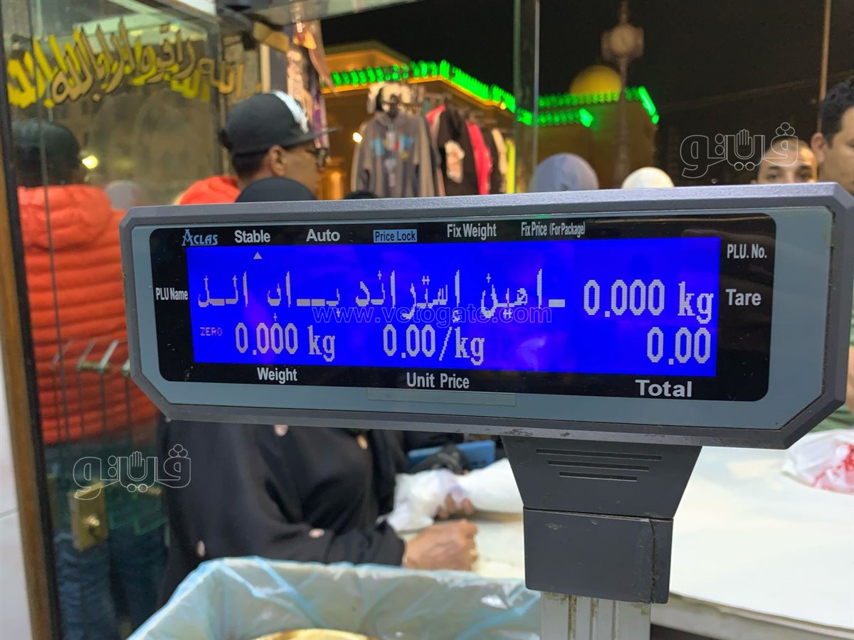  زحام على محلات الفسيخ والرنجة بالسيدة زينب (3)