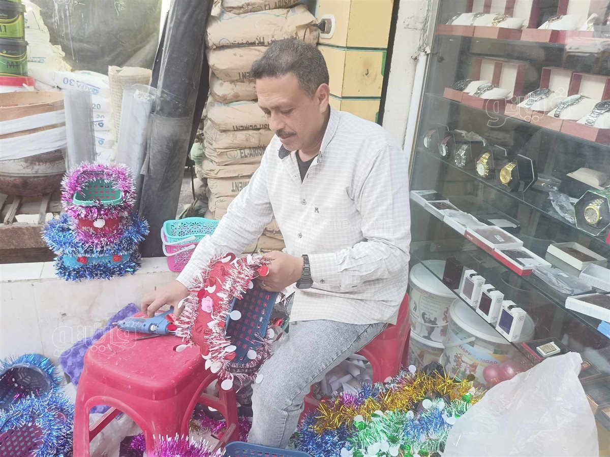 صانع البهجة بالشرقية..عم بغدادى يصنع سبتة اعياد الربيع وبيعها للأطفال،فيتو