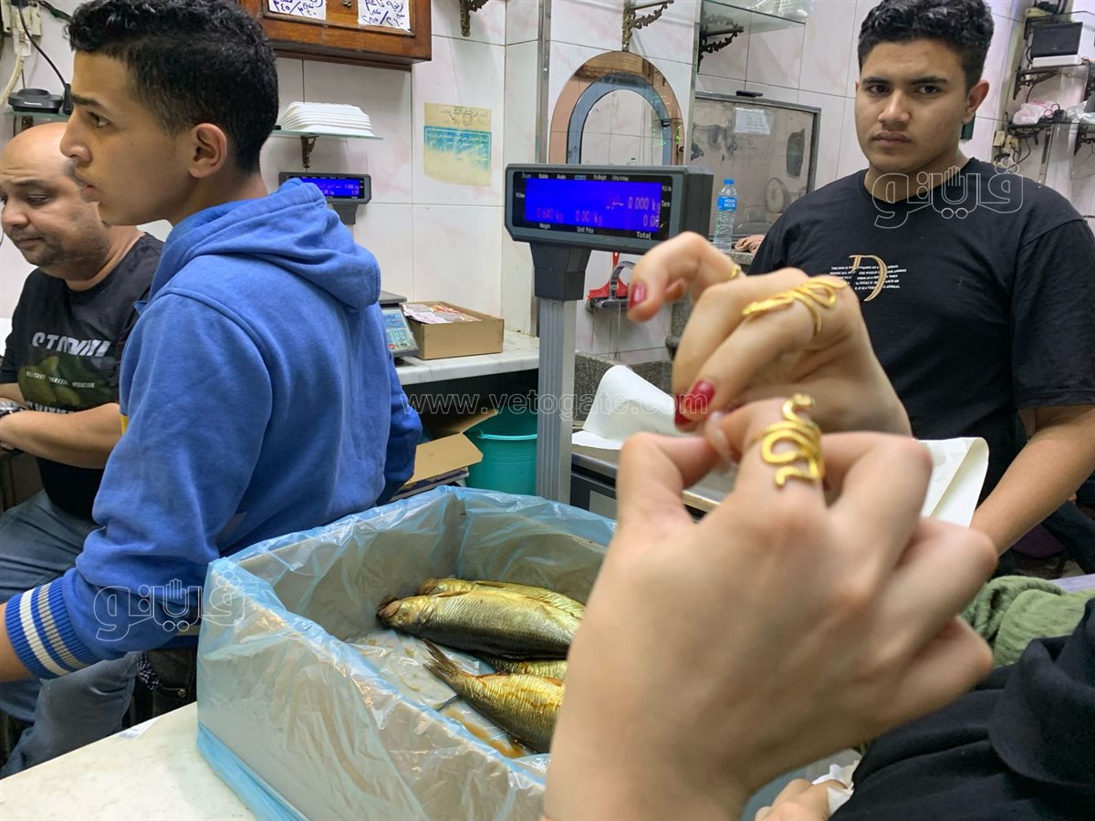  زحام على محلات الفسيخ والرنجة بالسيدة زينب (7)