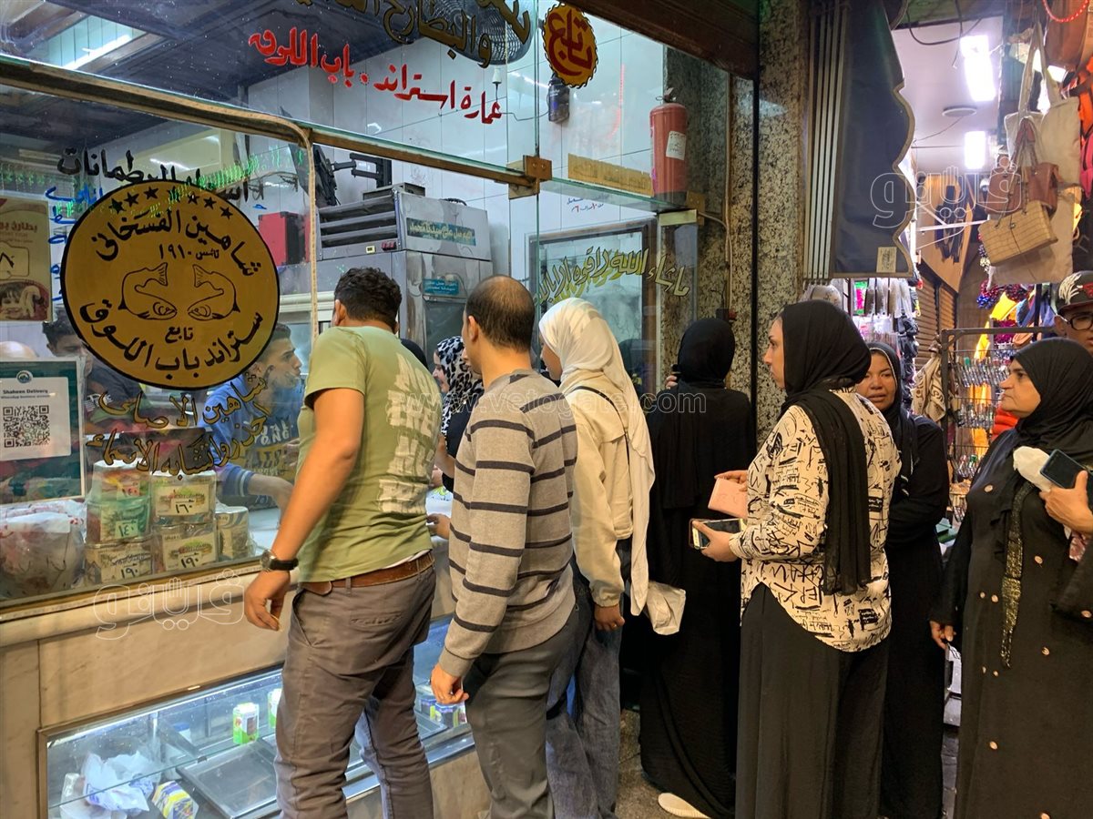  زحام على محلات الفسيخ والرنجة بالسيدة زينب (8)