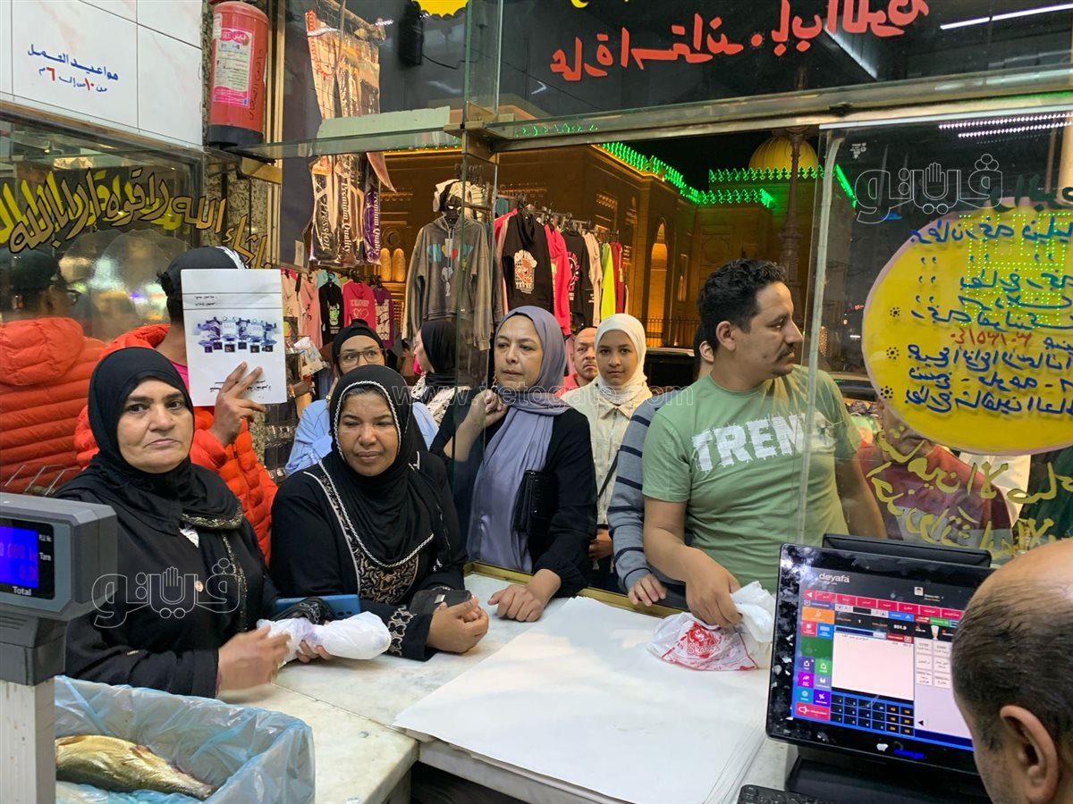  زحام على محلات الفسيخ والرنجة بالسيدة زينب (11)