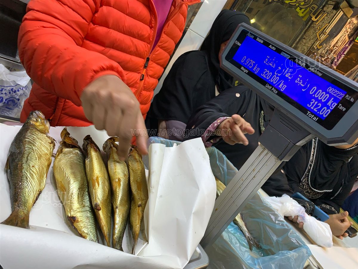  زحام على محلات الفسيخ والرنجة بالسيدة زينب (12)