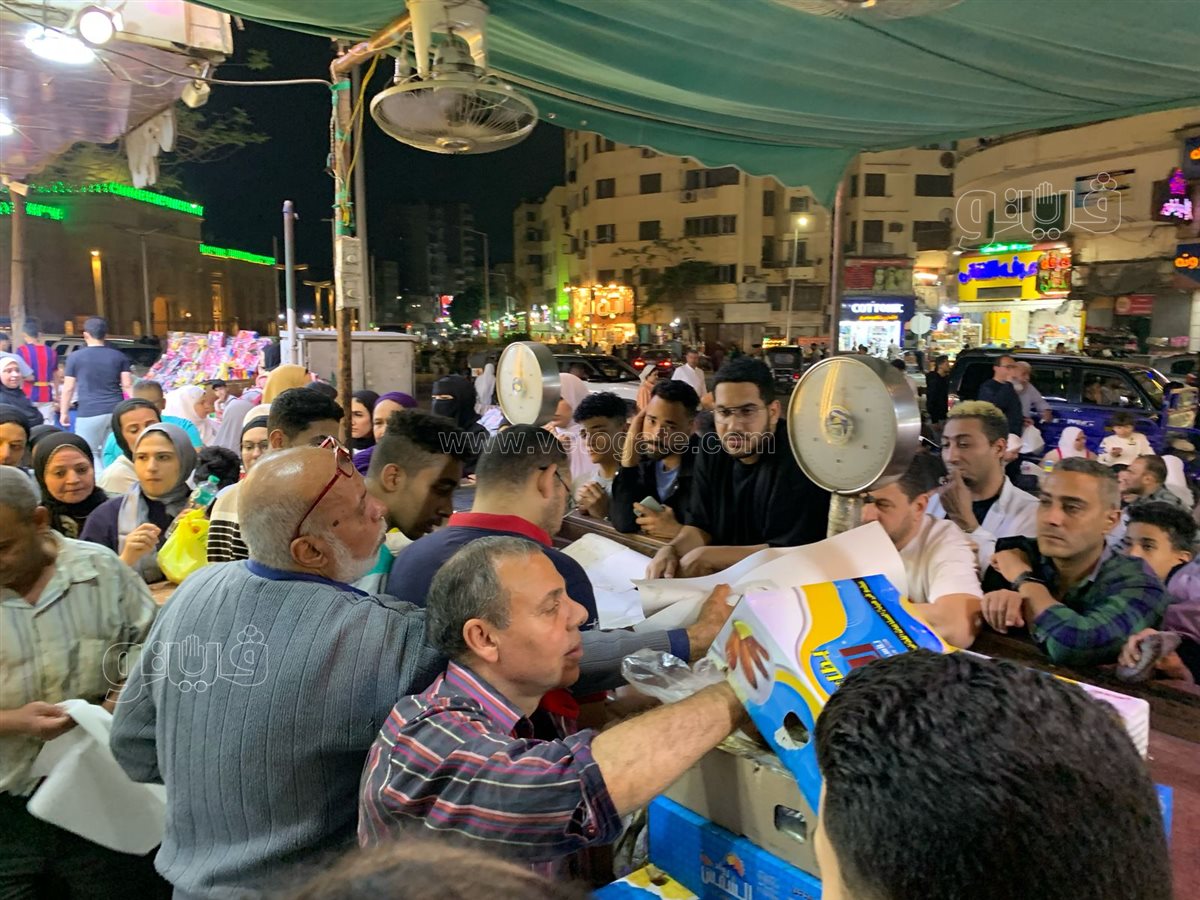  زحام على محلات الفسيخ والرنجة بالسيدة زينب (17)