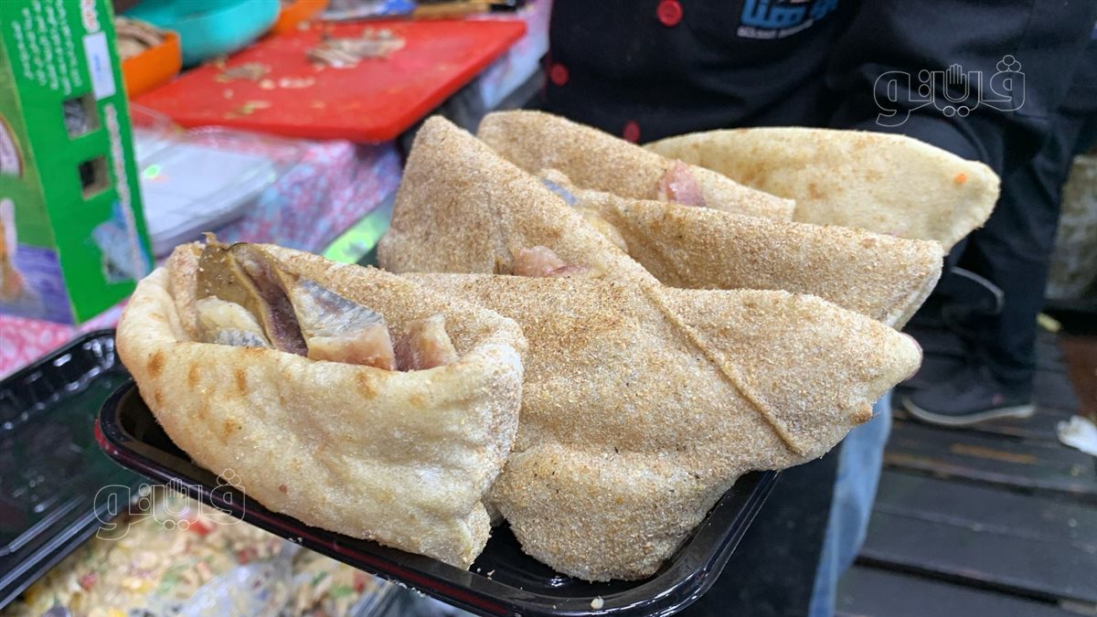  إقبال كبير علي مطاعم الفسيخ والرنجة بمنطقة السيدة زينب (1)