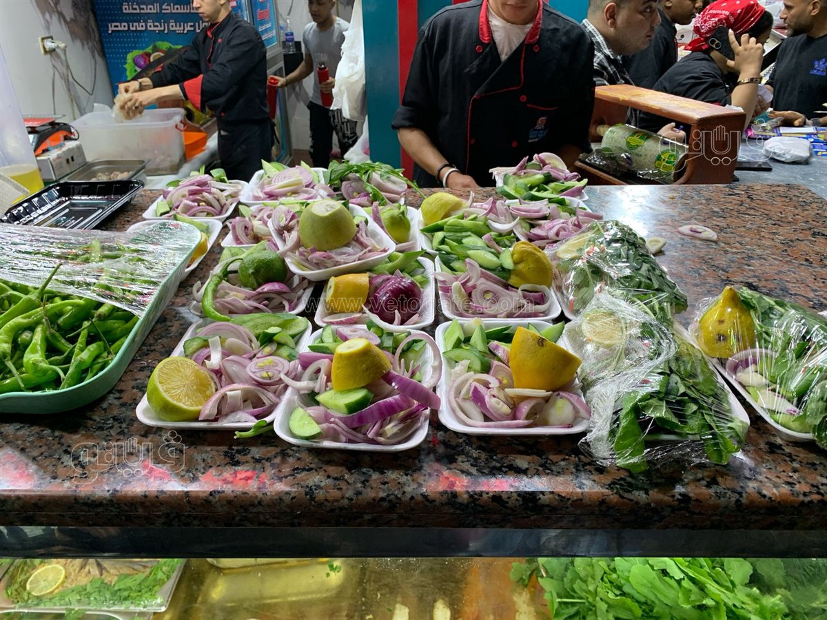  إقبال كبير علي مطاعم الفسيخ والرنجة بمنطقة السيدة زينب (4)
