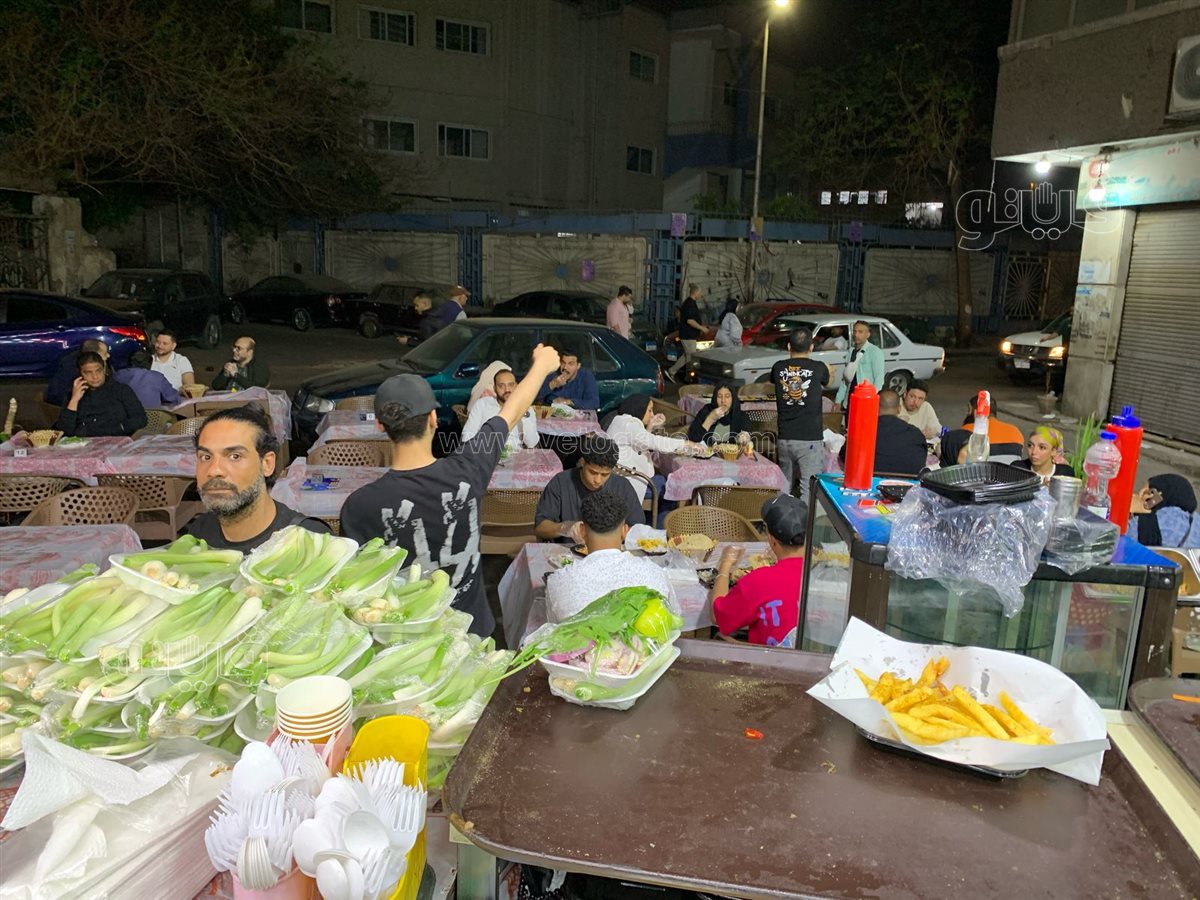  إقبال كبير علي مطاعم الفسيخ والرنجة بمنطقة السيدة زينب (6)