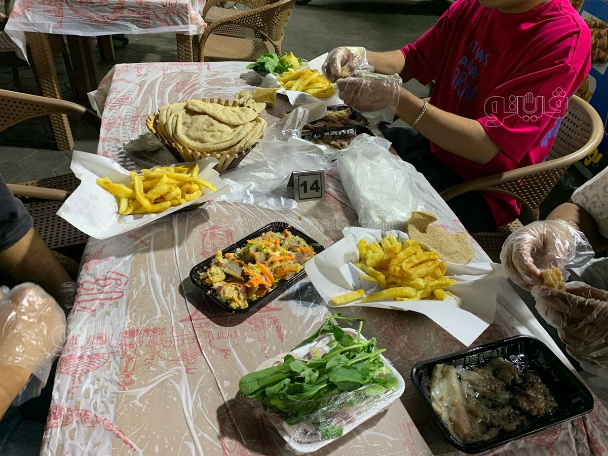  إقبال كبير علي مطاعم الفسيخ والرنجة بمنطقة السيدة زينب (10)