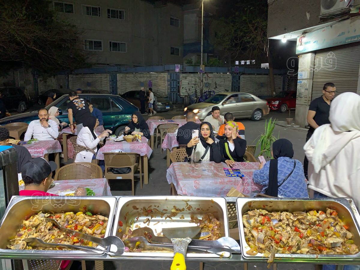  إقبال كبير علي مطاعم الفسيخ والرنجة بمنطقة السيدة زينب (11)