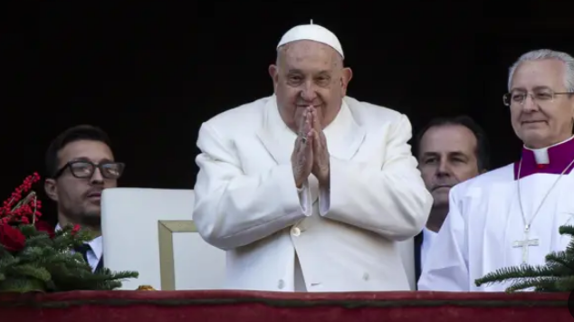 البابا فرنسيس يحيي حشد من الناس، فيتو