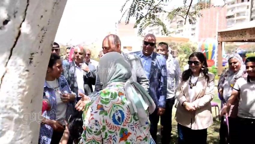  محافظ القاهرة يمازح  سيدة مصرية